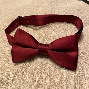 Bow tie. Adjustable burgundy satin shine